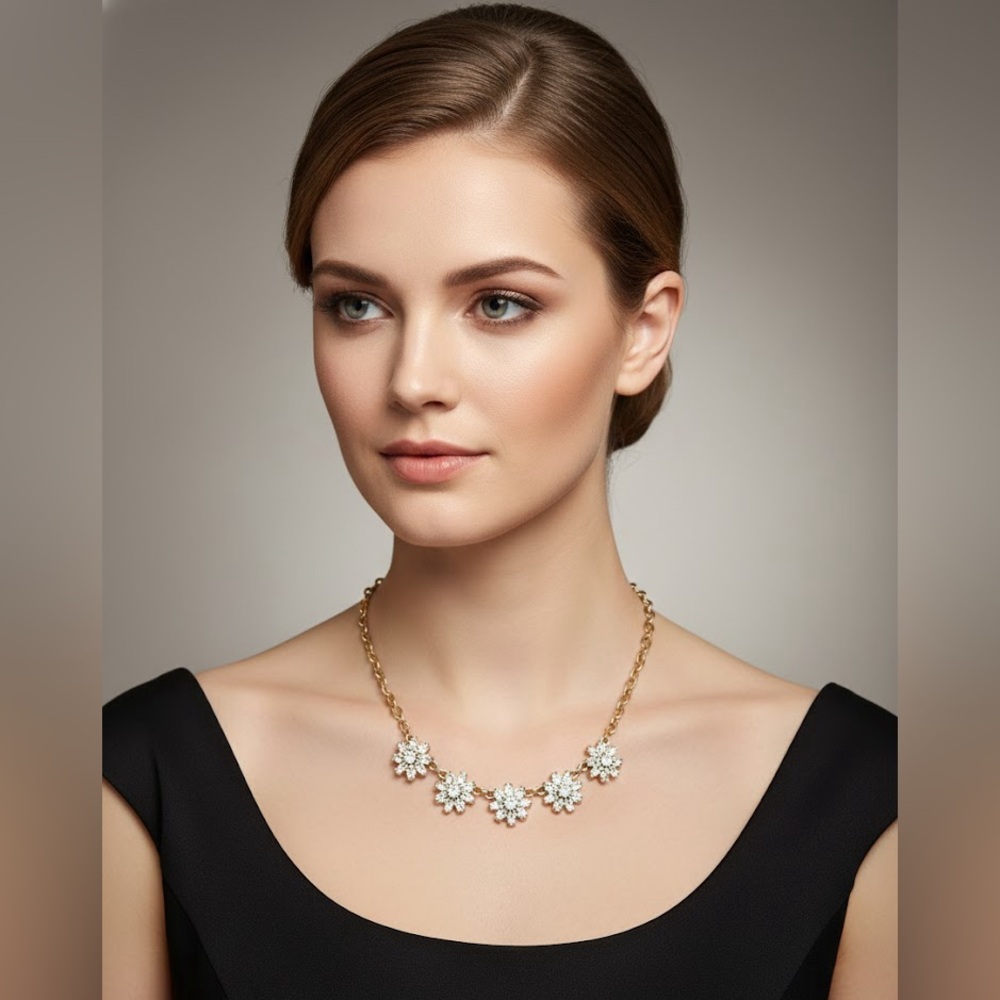 Vintage Style Gold Tone Crystal Flower Statement Necklace Rhinestone Floral
